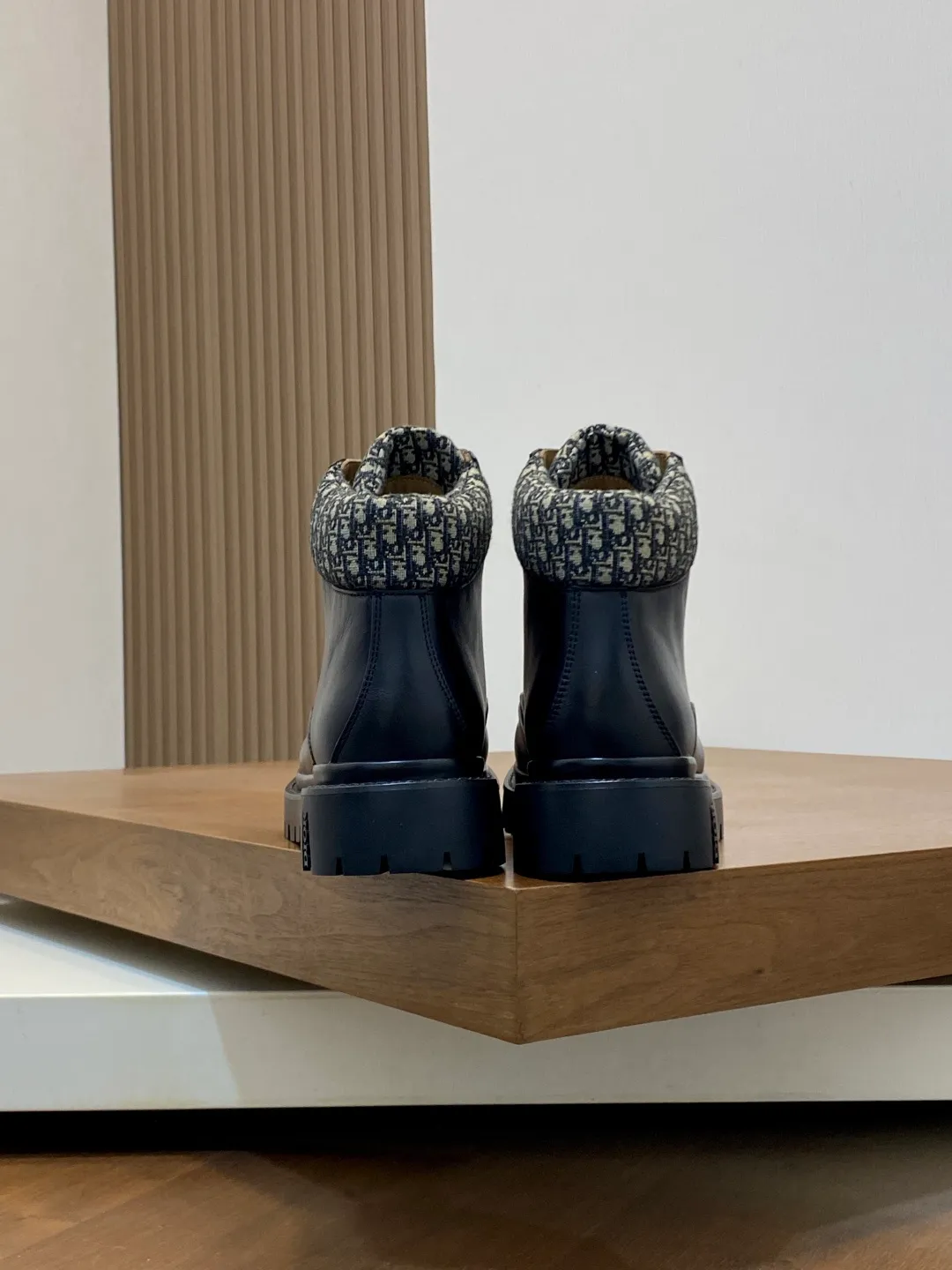 💰860 Dio* — Dior's 2024 autumn and winter luxury men's mid-top short boots, purely handmade, both inside and outside are imported first-layer cowhide, high-end quality and exquisite craftsmanship. Original TPU combination outsole. Wear a noble gentleman's taste. The best last type has been carefully debugged. 100% comfort. Size: 38-44 (38-45 can be customized)